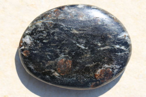 Granat Amphibolit Trommelstein P02-