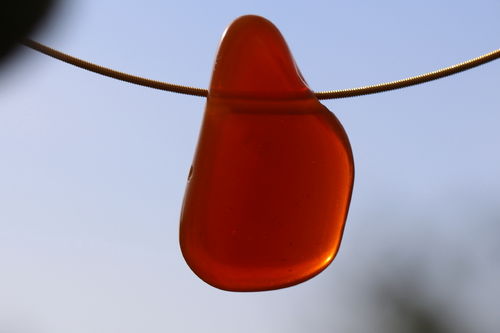 Roter Feueropal mit Bohrung 02