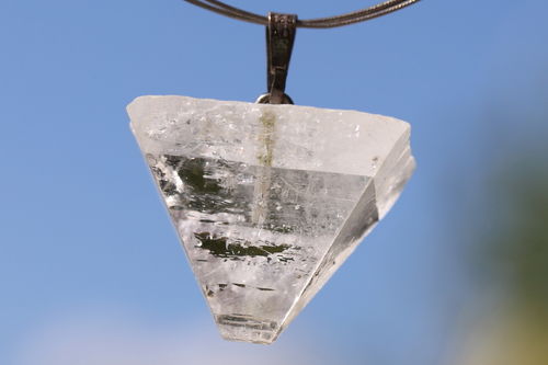 Apophyllit Kristall mit Silberöse 01