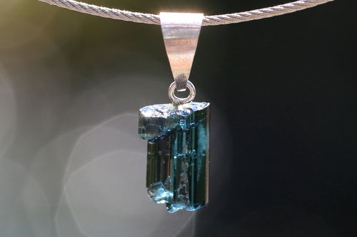 Indigolith Kristall mit Silberöse 06