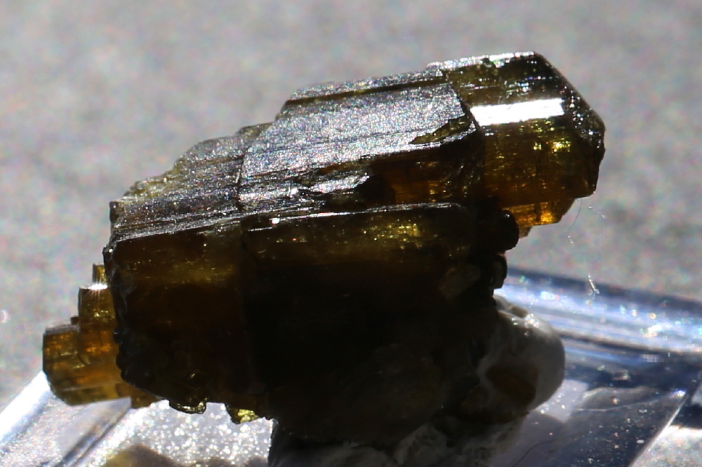 Epidot Kristall mit einer kürzeren Seite