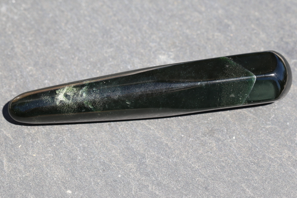 Jadeit grünschwarz (Grönland)
