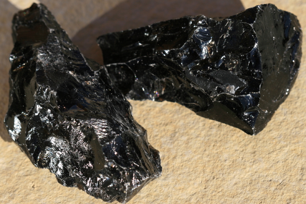 Obsidian schwarz Rohstein